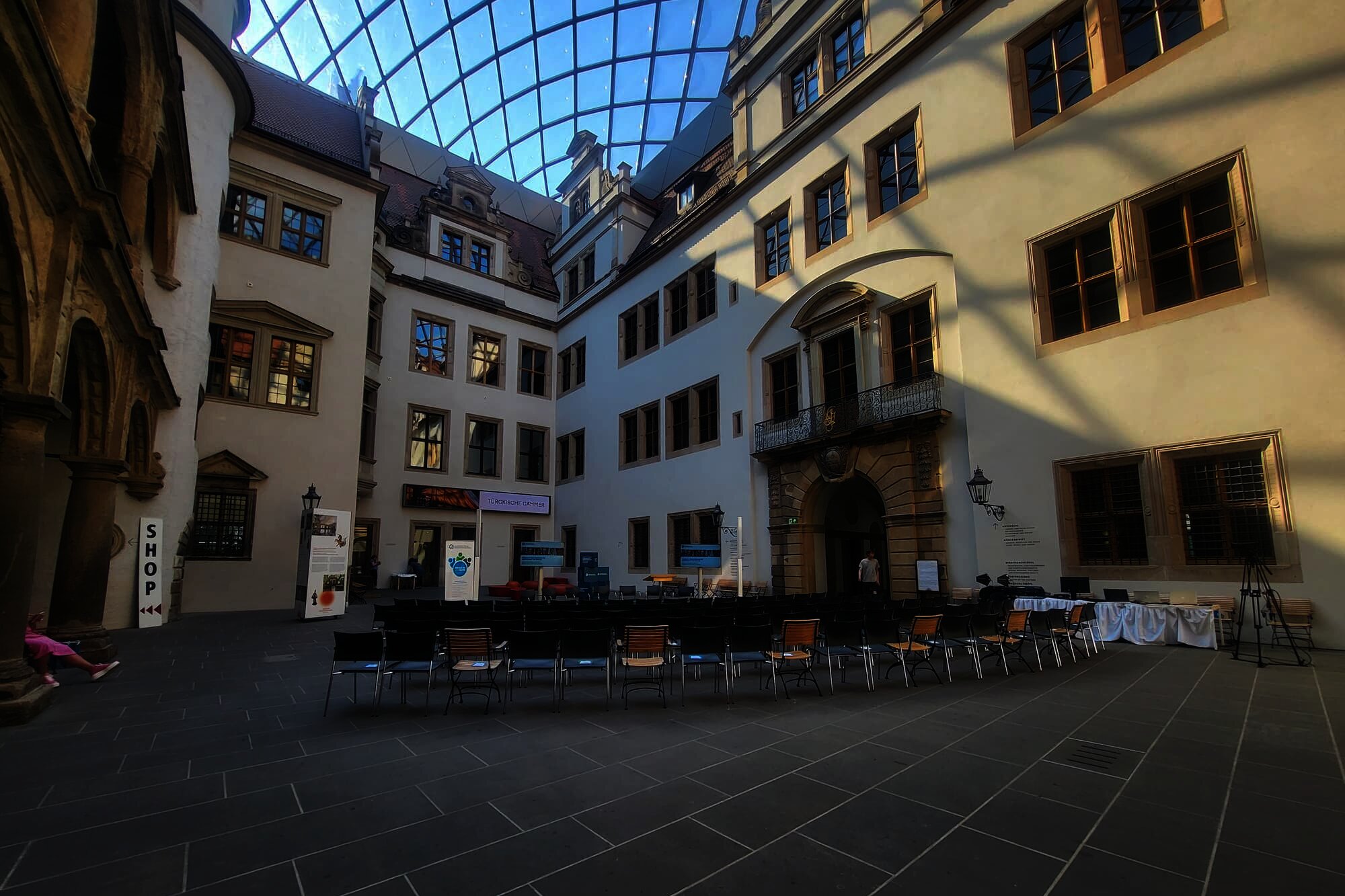 Reihenbestuhlung im Kleinen Schlosshof - Residenzschloss Dresden
