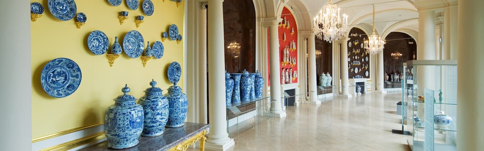 Bogengalerie in der Porzellansammlung Blick in die Bogengalerie