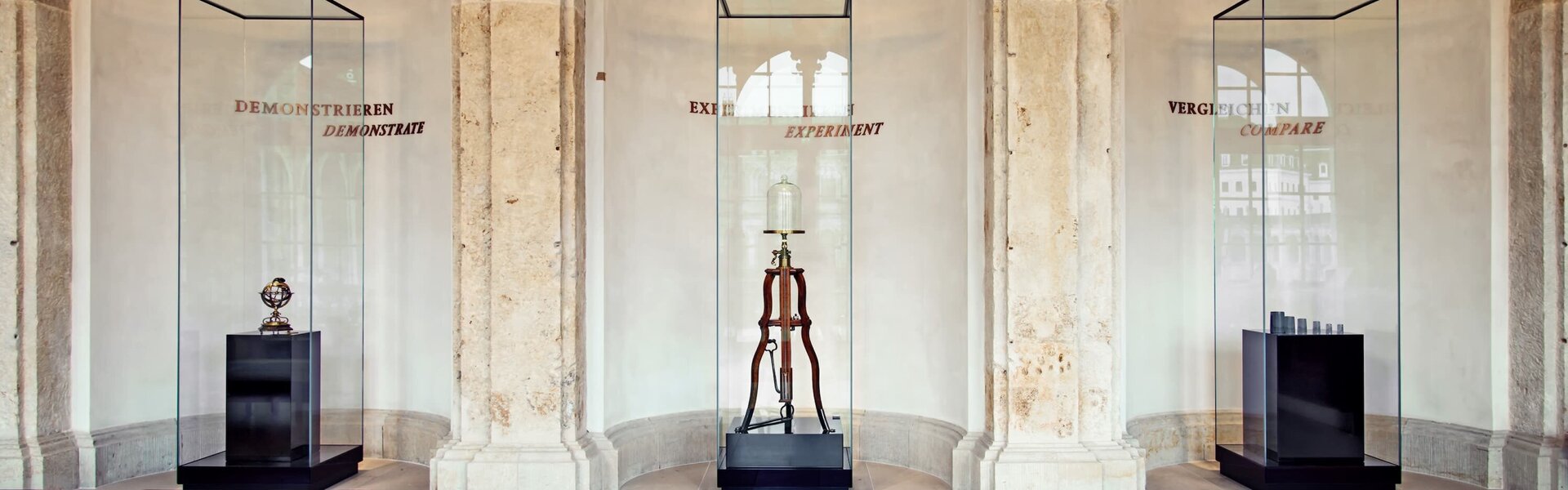 Grottensaal, Eingangsfoyer des Mathematisch-Physikalischen Salons Grottensaal, Eingangsfoyer des Mathematisch-Physikalischen Salons