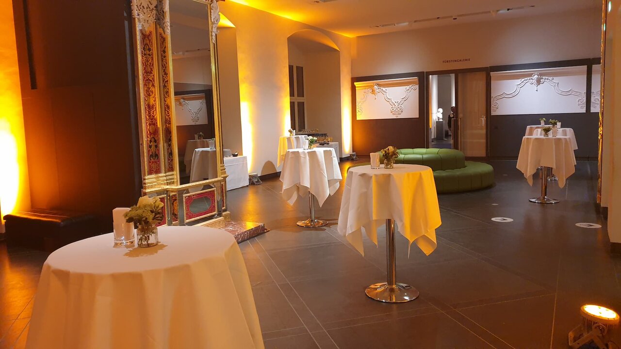 Stehtische mit Blumenschmuck aufgebaut im Foyer des Neuen Grünen Gewölbe