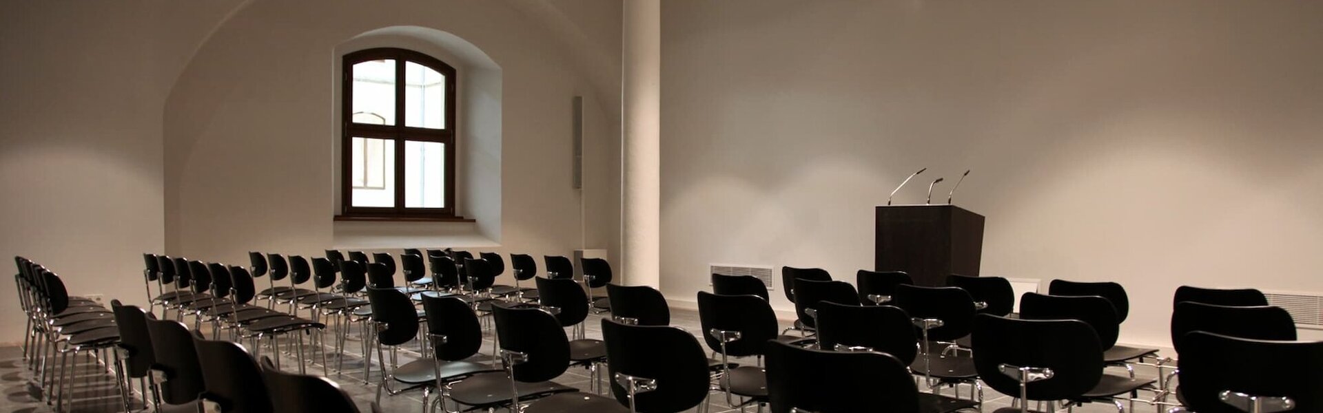 Hermann-Glöckner-Raum, Albertinum Reihenbestuhlung im Hermann-Glöckner-Raum im Albertinum