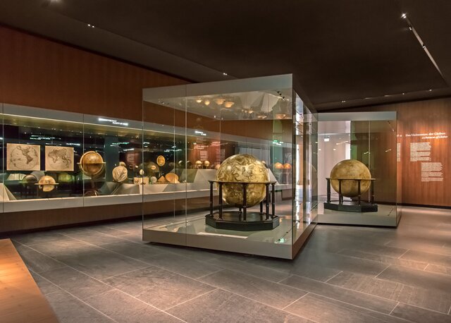 Globen aus mehreren Epochen und in unterschiedlichen Ausführungen im Globensaal des Mathematische-Physikalischer Salons im Zwinger