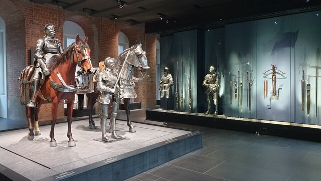 Zu sehn sind Pferde teilweise mit Rüstung sowie mehrere Ritterrüstungen und Waffen, in der Ausstellung Auf dem Weg zur Kurfürstenmacht, Renaissanceflügel im Residenzschloss Dresden