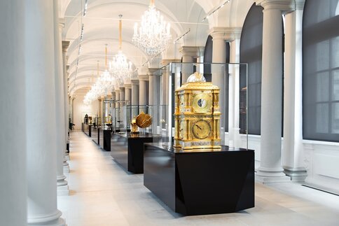 Der Kosmos der Fürsten, mit Planetenuhr, in der Langgalerie des Mathematisch-Physikalischer Salons im Zwinger