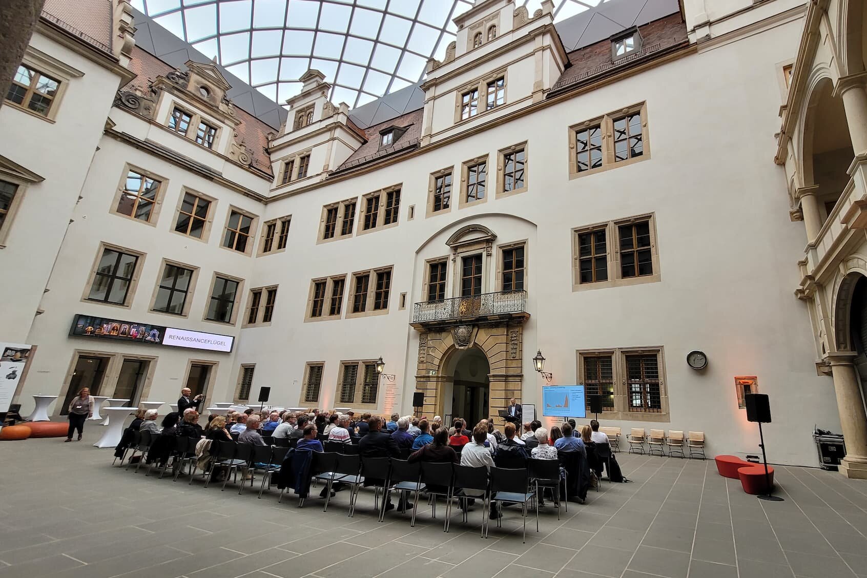 Reihenbestuhlung im Kleinen Schlosshof - Residenzschloss Dresden