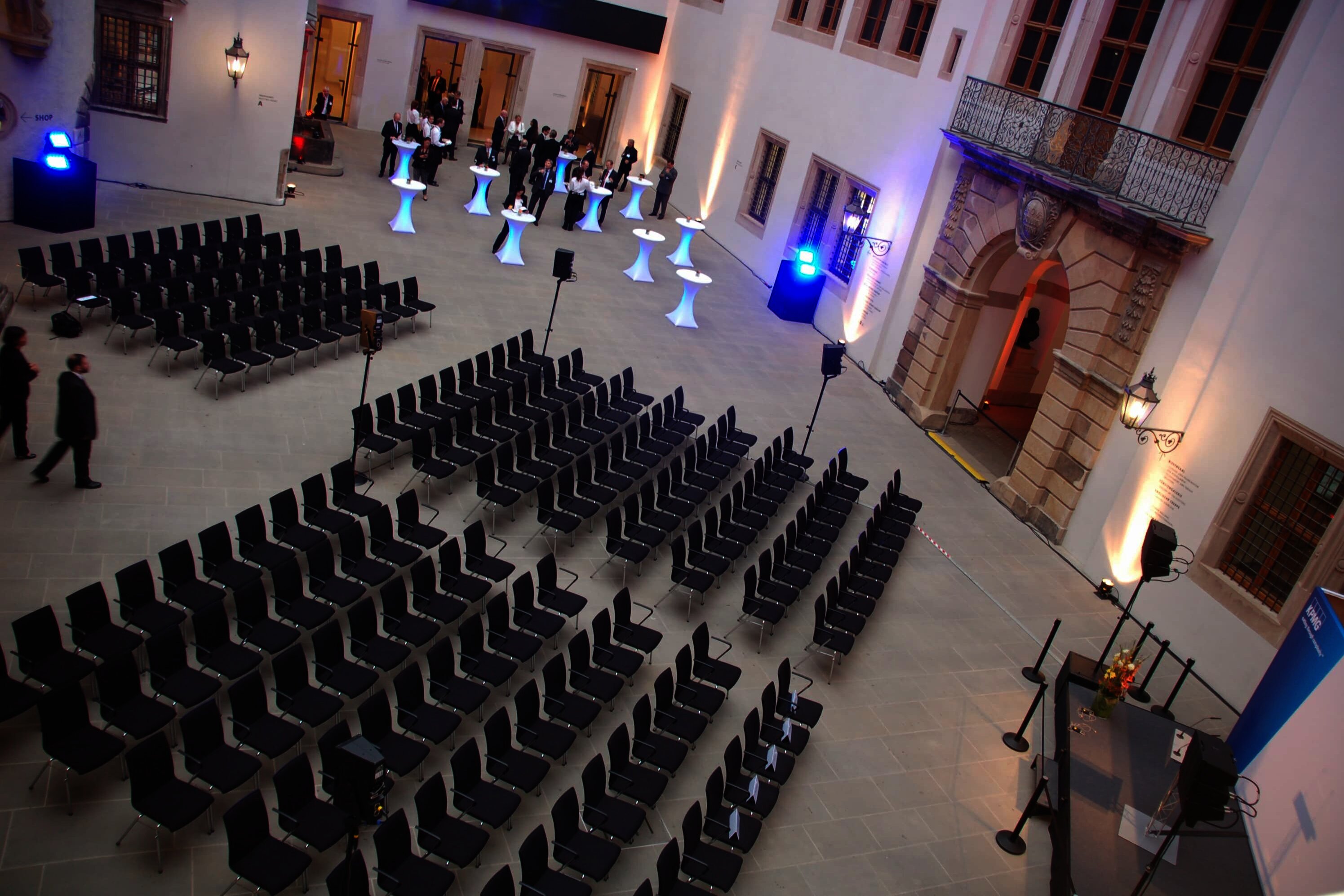 Reihenbestuhlung mit Stehempfang im Kleinen Schlosshof des Residenzschloss