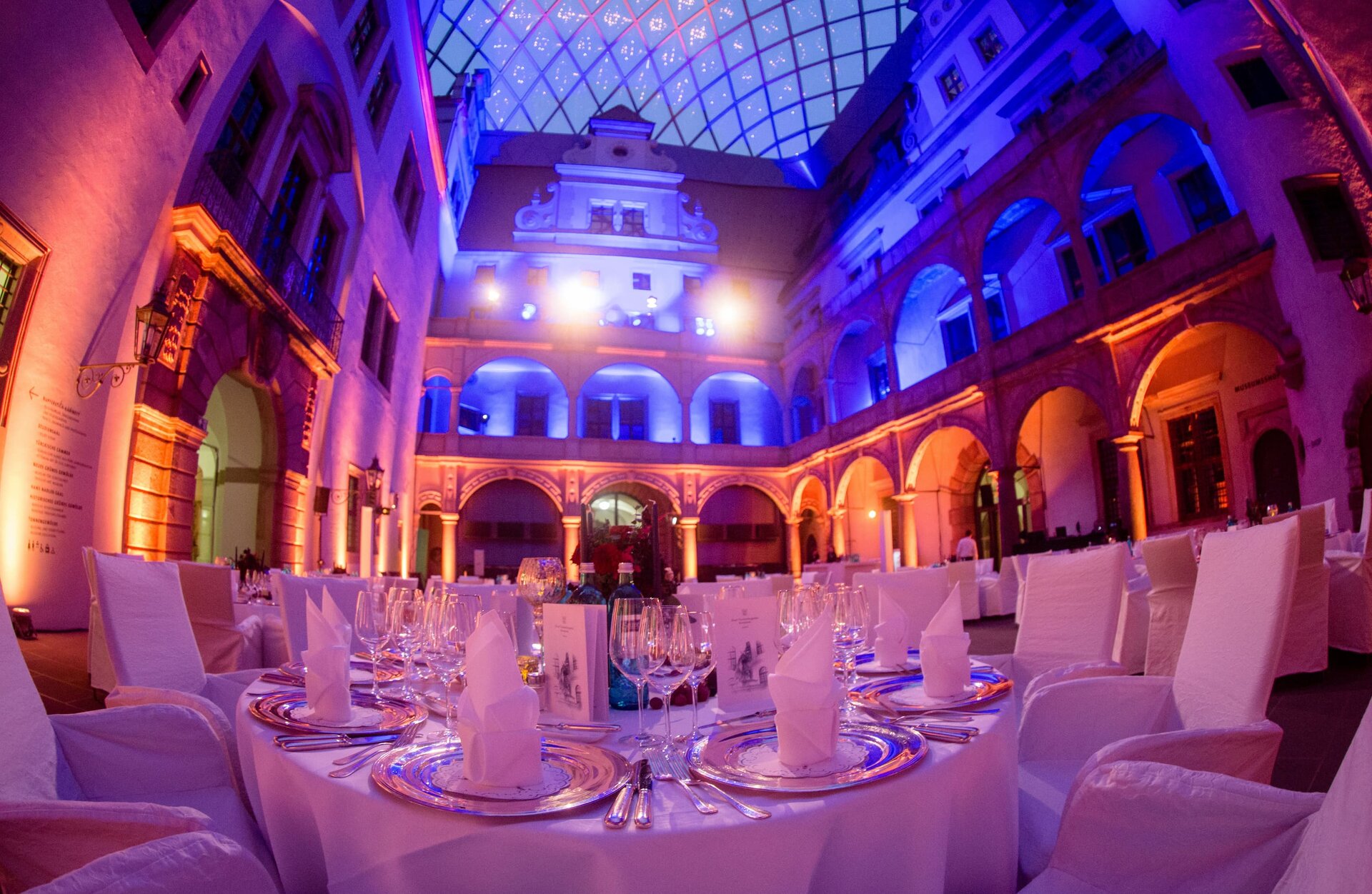 Bankettbestuhlung im Kleinen Schlosshof des Residenzschloss Bankettbestuhlung im Kleinen Schlosshof des Residenzschloss